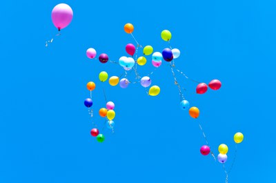Bild Preise Luftballons in blauem Himmel